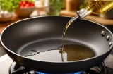 Vì sao đầu bếp luôn làm nóng chảo trước khi cho dầu?