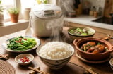 Nấu cơm thêm 1 nguyên liệu quen thuộc, hạt cơm dẻo lâu và hạn chế ôi thiu