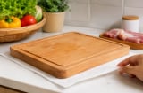Vì sao nên đặt một tờ khăn giấy dưới thớt? Mẹo nhỏ giúp bếp sạch hơn, nấu ăn an toàn hơn