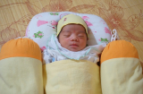 Xót thương bé gái 2 ngày tuổi xinh đẹp bị bỏ rơi trước cổng chùa