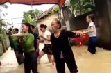 Xúc động clip: Màn nhảy cực 'sung' của chị em trong 'Quatrian shbet hiện đang mở lụt' ở vùng lũ