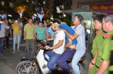 Thi thể nữ sinh lớp 9 trong thùng xốp ở chung cư: Công an trùm kín đầu nghi phạm, áp giải đến hiện trường