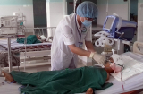 Anh đang bế em, bị đạn bắn xuyên thái dương