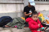 Ông bố ôm hai con nhỏ vạ vật ở vỉa hè Hà Nội tìm vợ khiến nhiều người thương xót