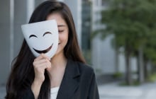 Vì sao người hay cười chưa chắc là người vui vẻ nhất?