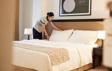 Tại sao khách sạn luôn đặt 2 chiếc gối trên một giường đơn?