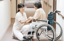 Thuê người chăm sóc cha mẹ già: Bất hiếu hay là cách báo hiếu thực tế?