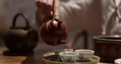 Vì sao rót trà phải cho cốc vào nước nóng trước?