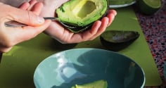 Cách bảo quản bơ để cả tháng vẫn dẻo quánh, vàng đều