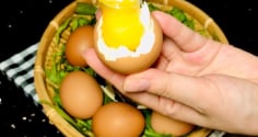Luộc trứng thêm 1 thìa này vào, lòng đỏ dẻo quánh, róc vỏ