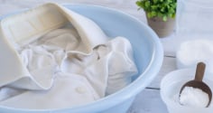 Mẹo tẩy sạch quần áo trắng bị ngả màu cháo lòng, ố vàng