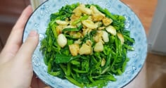 Mẹo xào rau muống xanh biếc, giòn tan, để nguội không thâm đen
