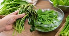 Đừng vội vứt rau hơi hé, làm cách này rau có thể tươi như mới