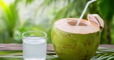 Những người cần hạn chế uống nước dừa