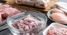 Sai lầm khi rã đông thịt làm tăng nguy cơ nhiễm khuẩn và mất dinh dưỡng