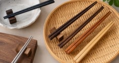 Đũa ăn nên thay bao lâu một lần? Nhiều người cứ tưởng còn dùng được là dùng, nguy cơ âm thầm