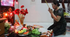 Vì sao cúng thần Tài ngày rằm không thể thiếu hoa?