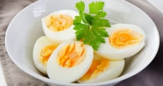 Luộc trứng bao nhiêu phút là ngon nhất? Mẹo đơn giản giúp bóc vỏ dễ dàng