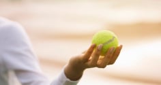 Mẹo chống mỏi chân khi đi máy bay: Chỉ cần một quả bóng tennis và chiếc tất