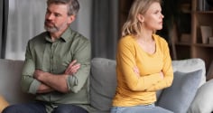 Ngoại tình tuổi trung niên: Sự im lặng là thứ giết chết hôn nhân