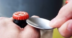Mẹo khui nắp chai bia trong 3 giây không cần dụng cụ