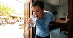 Nhiều người uống nước đá ngay sau khi đi ngoài trời nắng mà không biết điều này