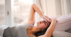 Tóc bớt xù rối mỗi sáng nhờ 5 thói quen đơn giản thực hiện trước khi đi ngủ