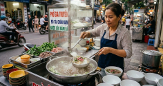 Vì sao người bán phở luôn chần bát qua nước sôi trước khi múc?