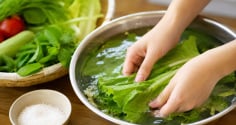 Vì sao ngâm rau nước muối không sạch như nhiều người nghĩ? Những mẹo làm sạch rau sống đúng cách
