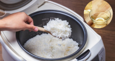 Vì sao khi nấu cơm nên thêm một thìa giấm vào nồi?