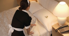 Khách sạn thường nhét chặt chăn ga vào đệm, vì sao?