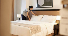 Tại sao khách sạn luôn đặt 2 chiếc gối trên một giường đơn?