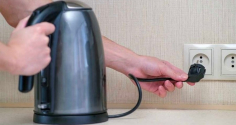 Tại sao ấm siêu tốc thường chỉ có dây cắm ngắn?
