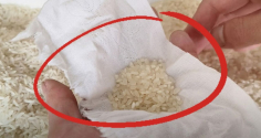 Tại sao người sành sỏi thường cầm theo một tờ giấy ăn khi đi mua gạo?