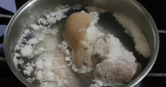 Dùng nước luộc thịt để nấu canh: Lợi hay hại?