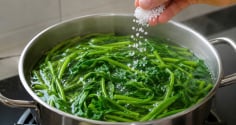 Luộc rau nên mở vung hay đậy vung mới đúng? Hóa ra tất cả chúng ta đều làm sai hết