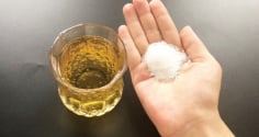 Thêm chút muối vào cốc bia có tác dụng gì?