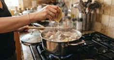 Vì sao nên vắt chút nước cốt chanh vào nồi nước luộc thịt?