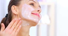 Thoa dầu dừa lên da mặt mỗi ngày có tốt không? 6 lợi ích và những điều cần lưu ý