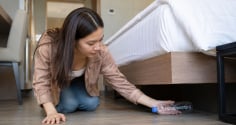 Vì sao nên kiểm tra gầm giường khách sạn ngay khi nhận phòng? Lợi ích to lớn bất ngờ