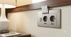 Vì sao bạn nên tìm ổ điện đầu tiên ngay khi vừa vào phòng khách sạn?