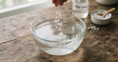 Trộn muối với giấm trắng: Mẹo hay ai không biết quá đáng tiếc