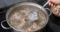 Tại sao bạn nên cho đá lạnh vào nồi nước hầm xương?