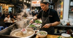 Vì sao các quán phở ngon luôn trần bát qua nước sôi trước khi múc?