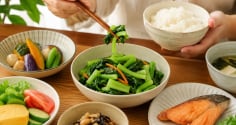 Vì sao trong bữa cơm nên ăn rau trước rồi mới ăn cơm? Thói quen nhỏ nhưng mang lại nhiều lợi ích bất ngờ