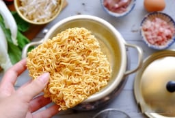 Cách ăn mỳ tôm đủ chất, không lo nổi mụn