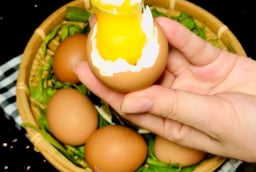 Luộc trứng thêm 1 thìa này vào, lòng đỏ dẻo quánh, róc vỏ