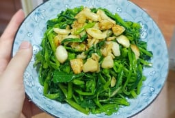 Mẹo xào rau muống xanh biếc, giòn tan, để nguội không thâm đen