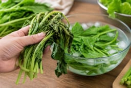 Đừng vội vứt rau hơi hé, làm cách này rau có thể tươi như mới
