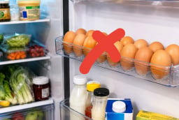 Cất trứng trong tủ lạnh, để cánh tủ là sai. Hãy nhớ 'vị trí vàng' dưới đây